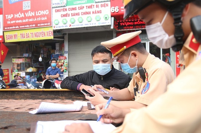 Hà Nội: Đảm bảo an toàn giao thông trong dịp nghỉ lễ 30/4-1/5, xử lý nhiều trường hợp không đeo khẩu trang - Ảnh 3.