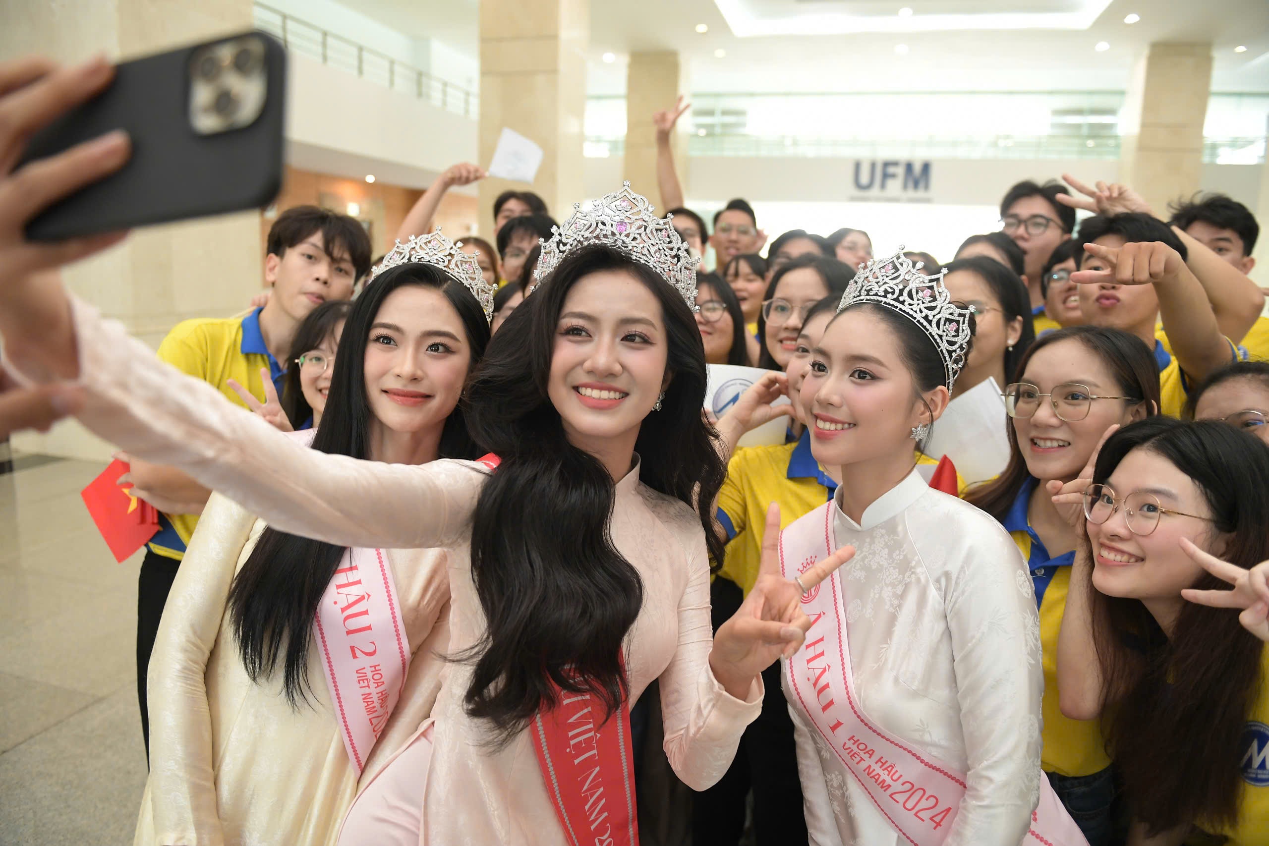 Hoa hậu Trúc Linh về thăm trường, nói về việc lạm phát hoa hậu ở Việt Nam - 1