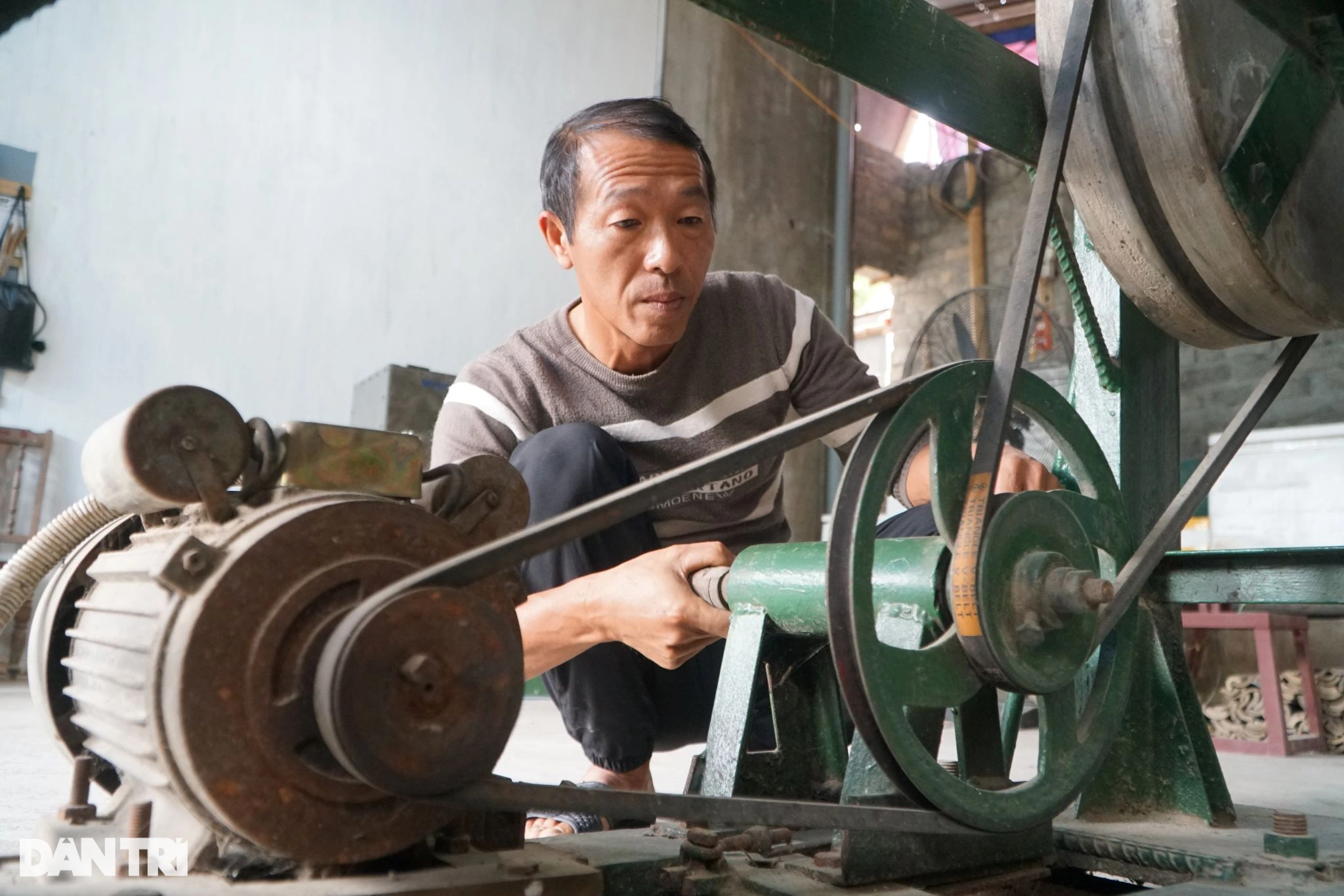 Người đàn ông học chưa hết lớp 6, đi vay lãi mua sắt vụn chế máy vót đũa