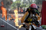 Màn tranh tài của cảnh sát tại hội thi chữa cháy ở TPHCM