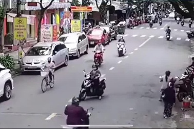 Dừng xe tay ga không tắt máy, hai mẹ con gặp tai nạn nghiêm trọng