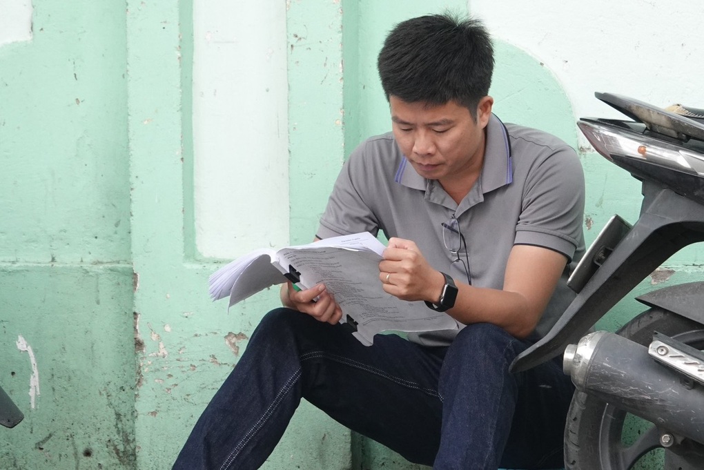 Quá áp lực, nữ sinh òa khóc ngay trước khi vào phòng thi lớp 10 - 2 Quá áp lực, nữ sinh òa khóc ngay trước khi vào phòng thi lớp 10 - 2
