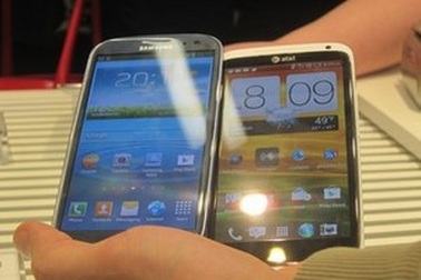Samsung Galaxy S III so dáng cùng đối thủ HTC One X