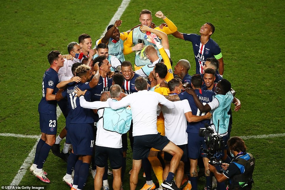 Cổ động viên PSG ăn mừng tưng bừng sau khi vào chung kết Champions League - 1 Cổ động viên PSG ăn mừng tưng bừng sau khi vào chung kết Champions League - 1