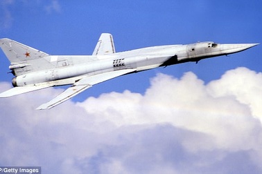 Máy bay ném bom Nga bị chặn trên biển Đen