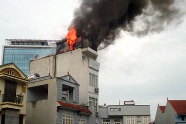 Hà Nội: Khách nháo nhác chạy ra từ khách sạn bốc cháy