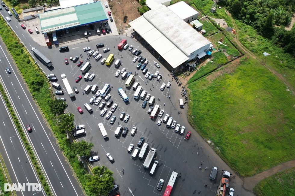 Cây cầu thang bất đắc dĩ trên cao tốc 200km thiếu trạm dừng nghỉ - 4