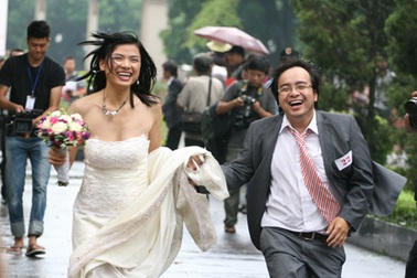 100 đôi uyên ương tại Hà Nội đội mưa cầu hôn tập thể