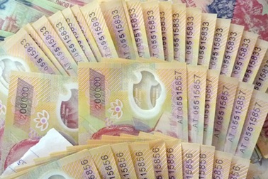 Đôi nam nữ mang 87 tờ tiền 200.000 đồng giả vào gửi ngân hàng