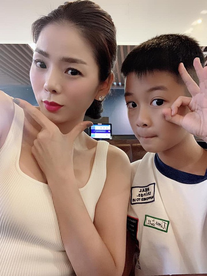Lệ Quyên trẻ ra trông thấy hậu ly hôn: Cắt tóc ngắn, diện croptop khoe eo thon, còn tự nhận là chị gái của con trai - Ảnh 5. Lệ Quyên trẻ ra trông thấy hậu ly hôn: Cắt tóc ngắn, diện croptop khoe eo thon, còn tự nhận là chị gái của con trai - Ảnh 5.
