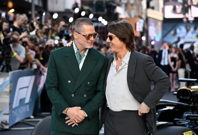 Khoảnh khắc Tom Cruise và Brad Pitt tái ngộ sau 24 năm gây sốt - 1 Khoảnh khắc Tom Cruise và Brad Pitt tái ngộ sau 24 năm gây sốt