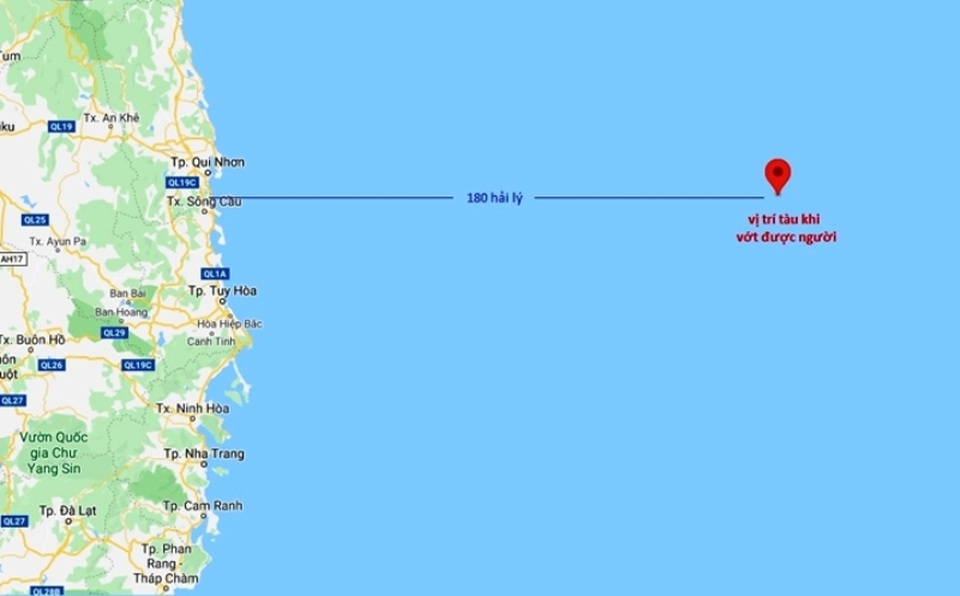 Ngư dân Bình Định cứu một người Philippines đang lênh đênh giữa biển - 1 Ngư dân Bình Định cứu một người Philippines đang lênh đênh giữa biển - 1