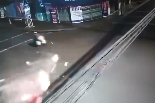 Xác định nguyên nhân vụ xe máy kẹp 3 tông khiến 2 người tử vong - 1