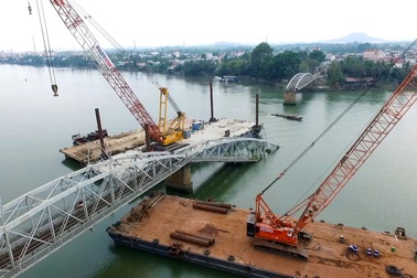 Toàn cảnh ngày đầu tiên trục vớt cầu Ghềnh
