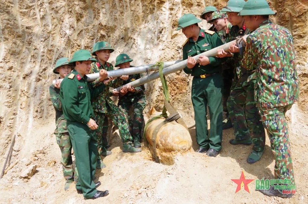 Cho gần 640 học sinh nghỉ học để xử lý quả bom nặng 340kg - 1 Cho gần 640 học sinh nghỉ học để xử lý quả bom nặng 340kg - 1