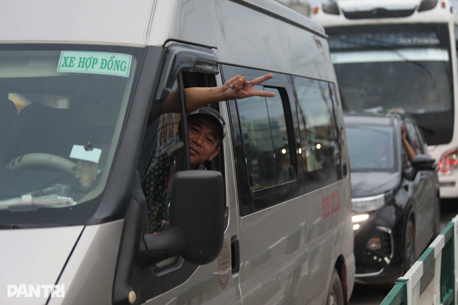 Phà Cát Lái kẹt cứng chiều cuối tuần, ô tô xếp hàng dài hơn 3km - 8 Phà Cát Lái kẹt cứng chiều cuối tuần, ô tô xếp hàng dài hơn 3km - 8