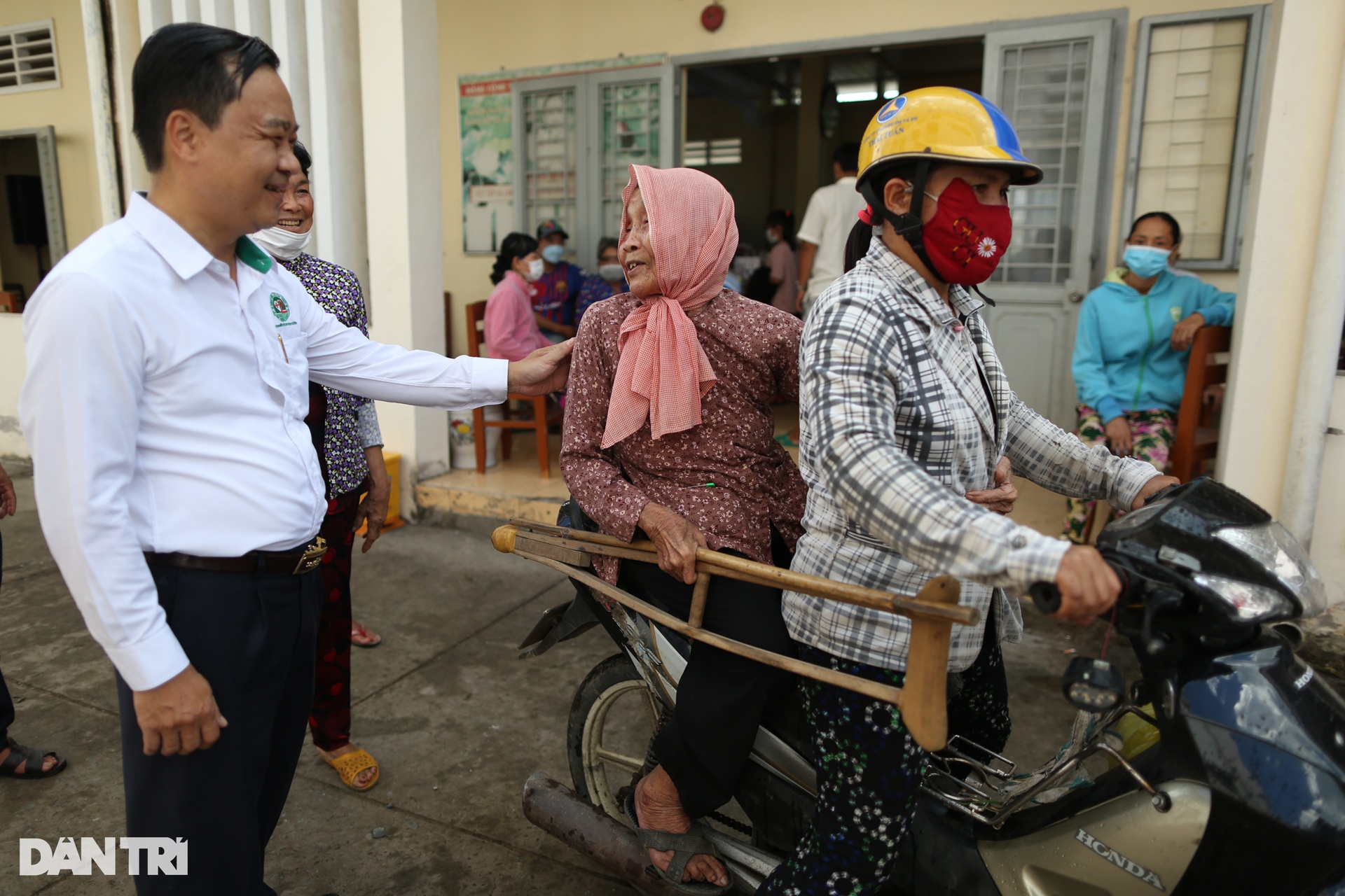 Người dân Trà Vinh được khám bệnh miễn phí, nhận học bổng từ báo Dân trí - 11 Người dân Trà Vinh được khám bệnh miễn phí, nhận học bổng từ báo Dân trí - 11