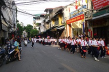 Hà Nội nỗ lực làm đường đi bộ đến trường cho trẻ