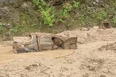 Ô tô mắc kẹt trên đường ở Hà Giang bị đất, đá vùi lấp biến dạng