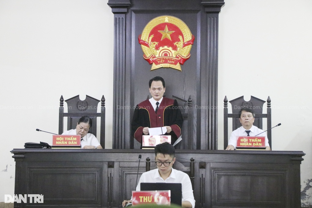 Vì sao tòa trả hồ sơ vụ án Cô đồng bổ cau Trương Thị Hương? - 1 Vì sao tòa trả hồ sơ vụ án Cô đồng bổ cau Trương Thị Hương? - 1