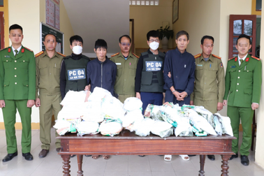 Giấu hai bao tải ma túy bên vệ đường