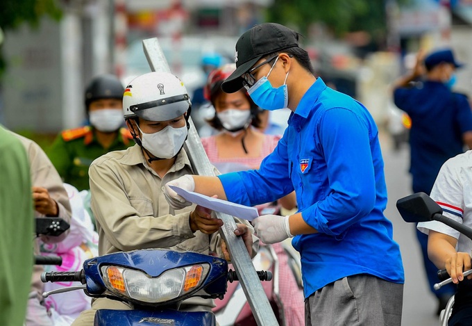 Hà Nội siết chặt việc cấp giấy đi đường, nhiều người dân ngỡ ngàng - Ảnh 6.