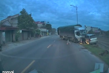 Khoảnh khắc xe tải đột ngột mất lái, lao vào 2 ô tô chạy ngược chiều
