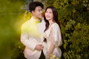 Ca sĩ Akira Phan mang 9 tráp mạ vàng kèm sổ đỏ hỏi cưới vợ doanh nhân