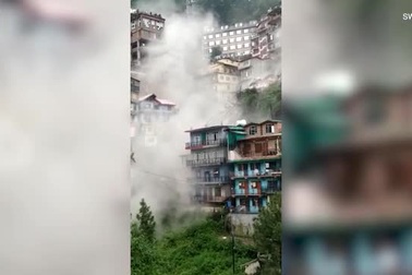 Nhà đổ sập trong tích tắc ở Ấn Độ