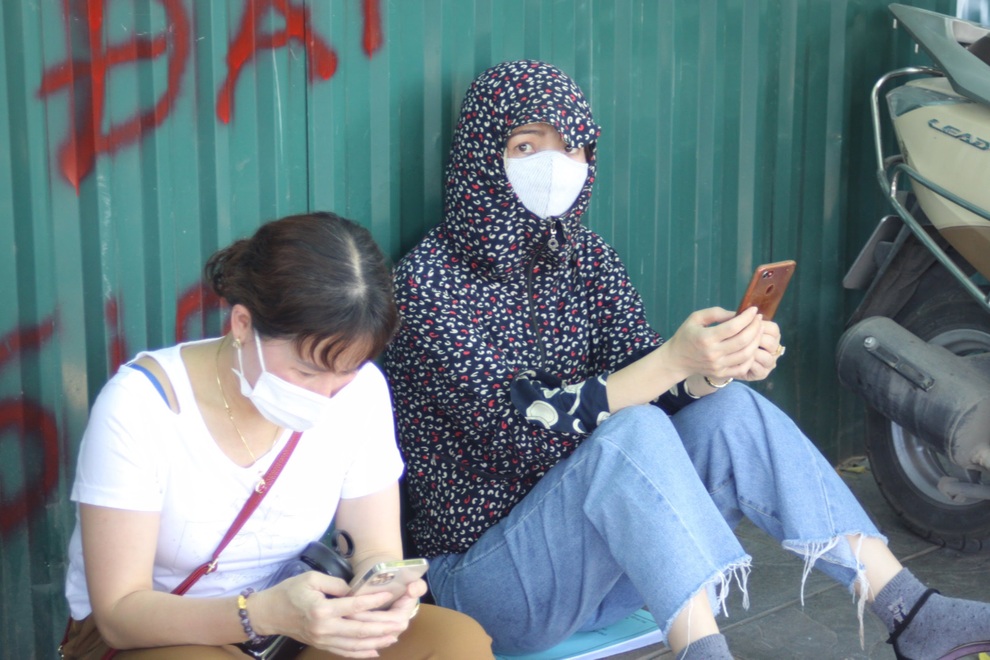 Hà Nội: Phụ huynh nghỉ làm, vạ vật ngồi cổng trường đợi con làm thủ tục thi - 5 Hà Nội: Phụ huynh nghỉ làm, vạ vật ngồi cổng trường đợi con làm thủ tục thi - 5