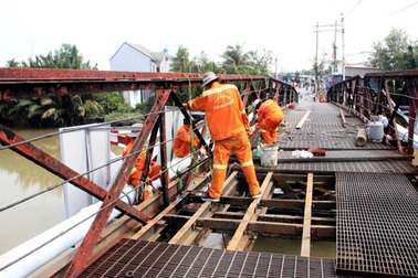 Vụ xà lan đâm lệch cầu: Giám định thiệt hại để khởi tố vụ án