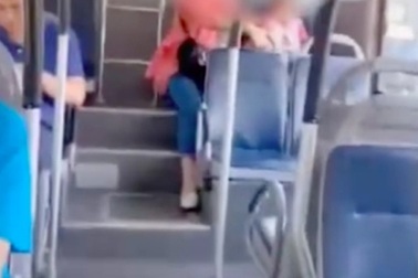 Khách Trung Quốc cho cháu đi đại tiện ngay trên xe bus