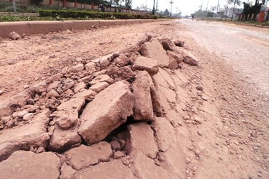 Thanh Hóa: Đường đầu tư gần chục tỷ đồng, mới đưa vào sử dụng đã hỏng