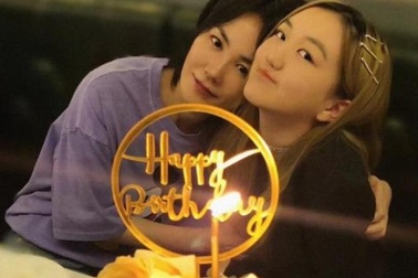 Vương Phi bị chỉ trích là bà mẹ vô trách nhiệm khi để con gái uống rượu