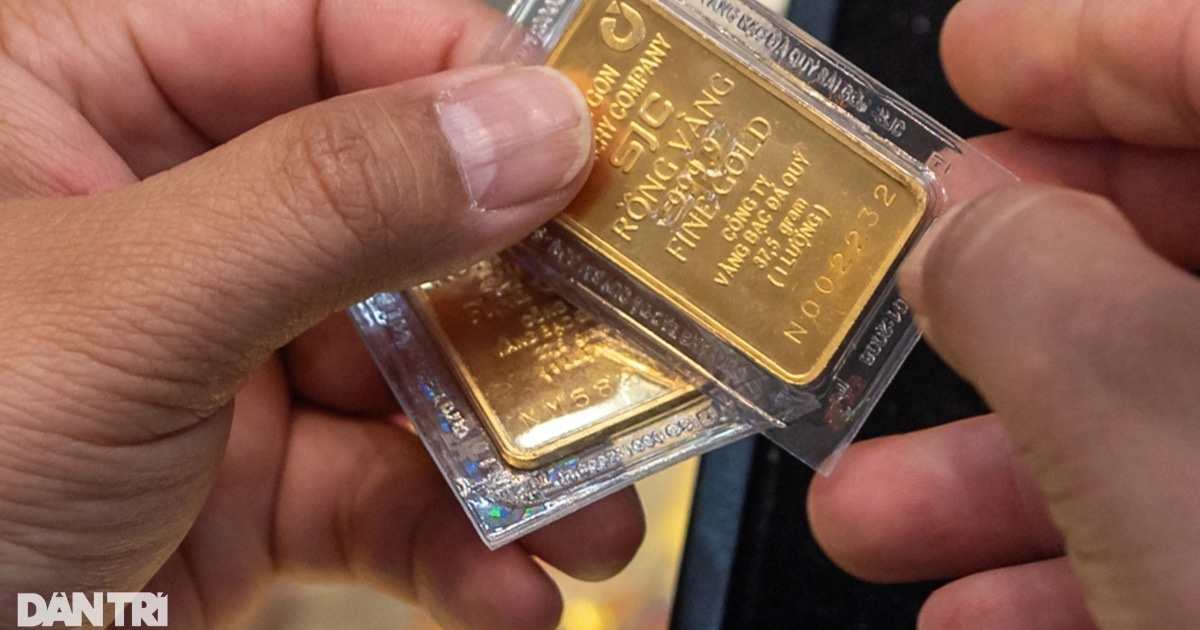View - Giá vàng đảo chiều: Vàng miếng giảm mạnh, vàng nhẫn tăng bốc | Báo Dân trí