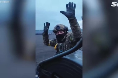 Trực thăng Nga bốc cháy dữ dội sau khi bị phòng không Ukraine bắn trúng