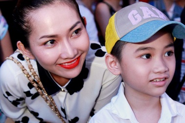 Kim Hiền một mình đưa con trai đi xem phim