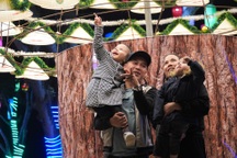 Nhiều người thích thú check-in cây thông Noel làm từ gần 500 chiếc nón