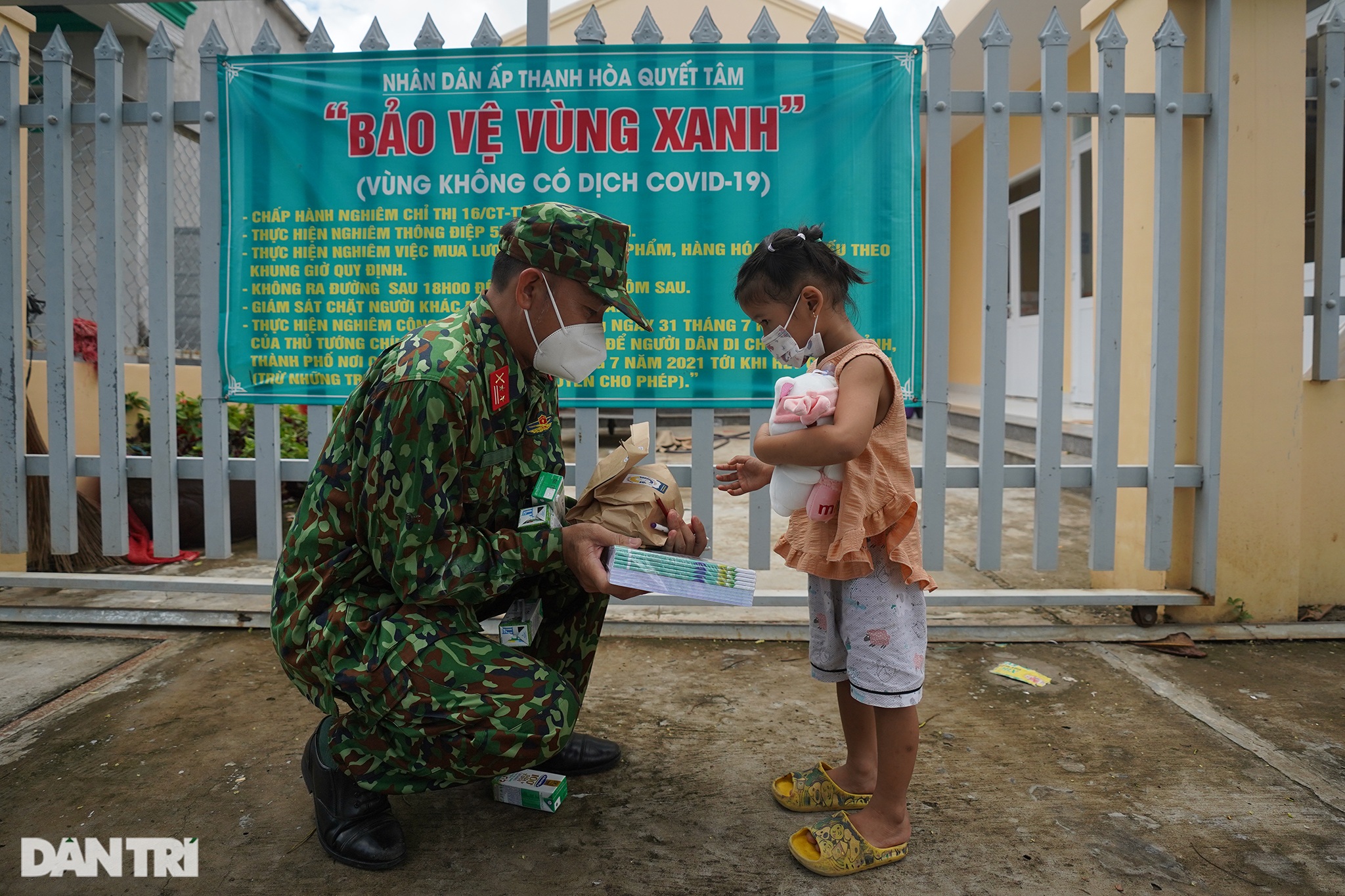 Trẻ em xã đảo vùng xanh ở TPHCM chơi lồng đèn làm bằng vỏ lon, hộp sữa - 10 Trẻ em xã đảo vùng xanh ở TPHCM chơi lồng đèn làm bằng vỏ lon, hộp sữa - 10