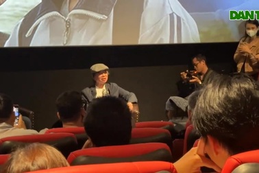 Đạo diễn Đặng Nhật Minh chia sẻ tại buổi chiếu phim "Hoa nhài" ở TPHCM