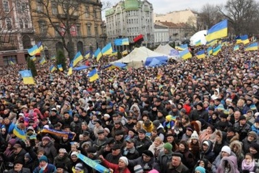 Hàng nghìn người Ukraine biểu tình, bao vây trụ sở chính phủ