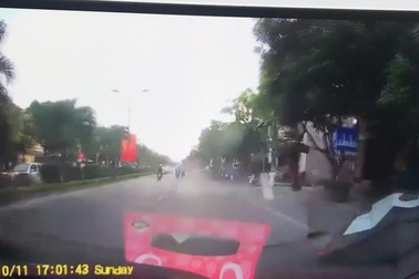 Nam thanh niên nghi say rượu lái ô tô gây tai nạn liên hoàn