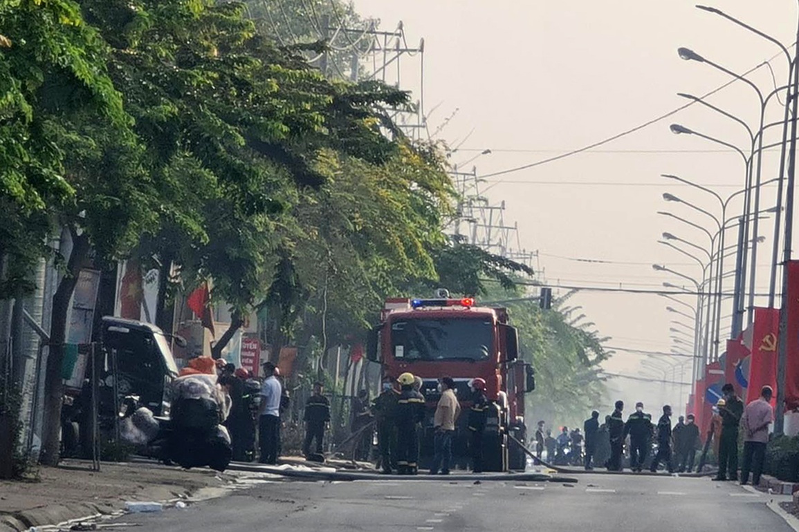 Cơ sở nước đá rò rỉ khí độc, sơ tán hàng chục hộ dân ở Bình Dương - 2 Cơ sở nước đá rò rỉ khí độc, sơ tán hàng chục hộ dân ở Bình Dương - 2