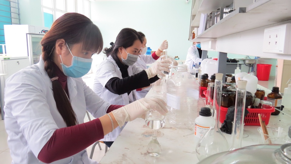 Sinh viên điều chế nước sát khuẩn phát miễn phí, phòng dịch Covid-19 - 3 Sinh viên điều chế nước sát khuẩn phát miễn phí, phòng dịch Covid-19 - 3