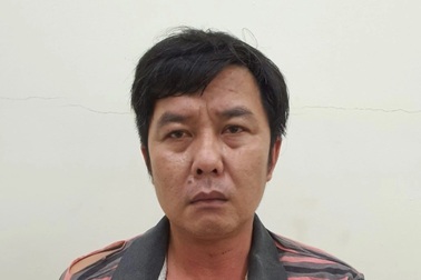 Người đàn ông say rượu cầm dao la lối, đâm đại úy công an