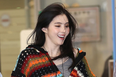 Han So Hee tươi tắn khi về Hàn Quốc, bạn trai bị chỉ trích vì im lặng