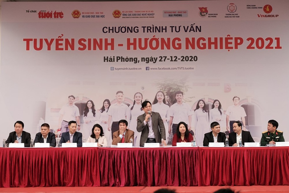 Gần 6.000 học sinh khối 11, 12 được tư vấn tuyển sinh, hướng nghiệp 2021 - 2 Gần 6.000 học sinh khối 11, 12 được tư vấn tuyển sinh, hướng nghiệp 2021 - 2