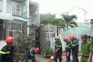 Cô gái nhảy từ tầng 2 căn nhà đang cháy