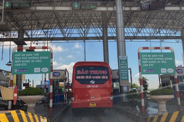 Người đi ô tô hoang mang giữa những bất cập của thu phí không dừng