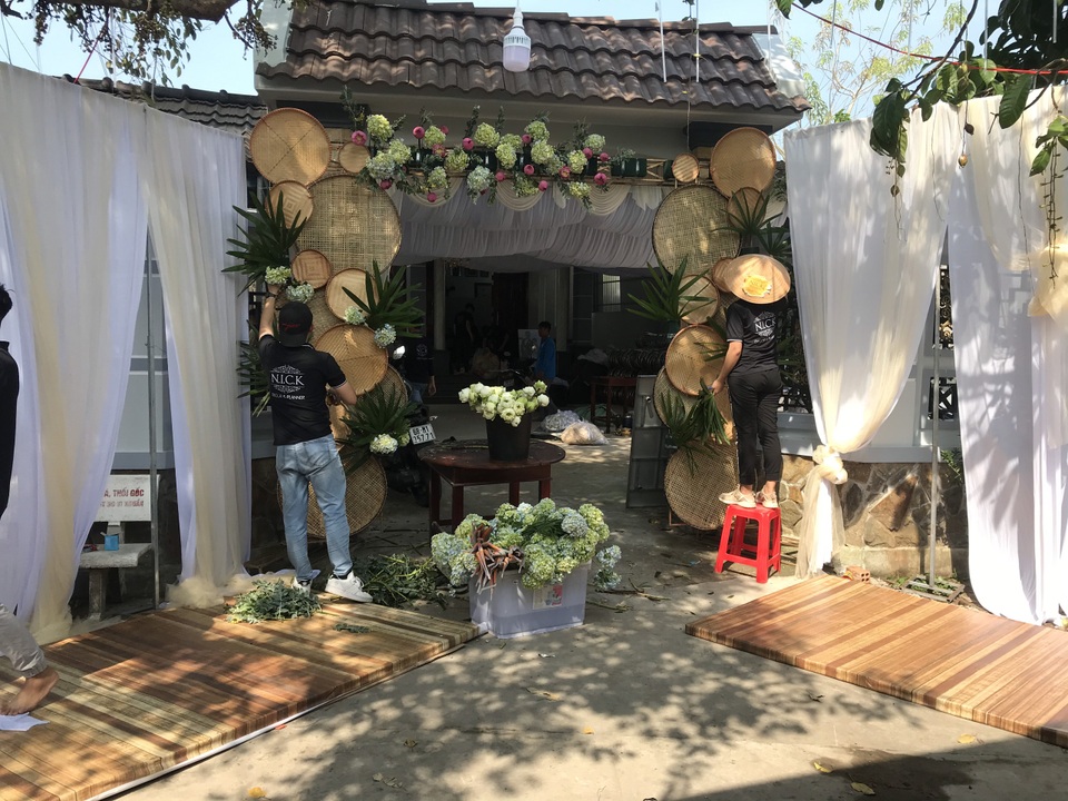Á hậu Thúy An tự tay trang trí đám cưới ở quê nhà Kiên Giang - 5 Á hậu Thúy An tự tay trang trí đám cưới ở quê nhà Kiên Giang - 5